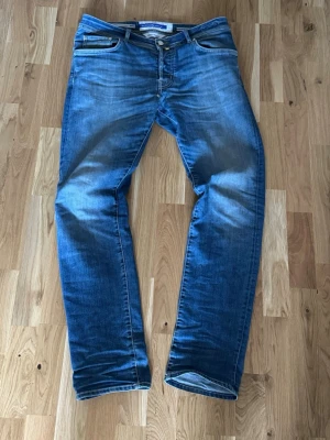 Jacob Cohen Nick Jeans  - Jacob Cohen jeans bra skick med snygg fade. Storlek 33/32. Nypris ligger på ca 4599 kr - Vårt pris 749