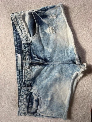  Lowest tie-dye shorts från Behrska 💙 -  Säljer dessa jättesöta shorts från behrska i storlek 40. De är lys och har blommor på kanterna. Pris kan diskuteras vid snabb försäljning! 💙