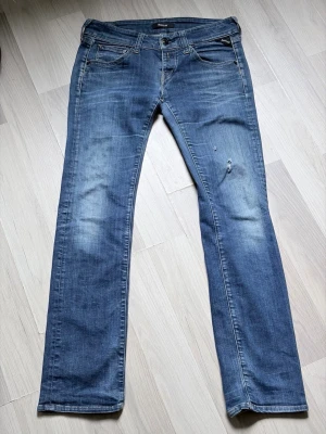 Replay jeans med slitningar - Säljer nu ett par riktigt feta replay jeans med lite schyssta slitningar . Storlek 28 32 sitter nåt lite större men sitter riktigt snyggt! Nypris 1500 kr MITT pris ENDAST 400 kr