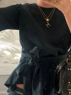 Mörkgrön blus med knyte  - Säljer denna super snygga mörkgröna blusen från Zara i storlek S som tyvärr inte kommit till användning💖 