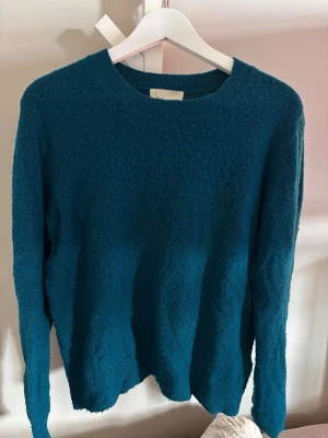Petrolblå stickad tröja - Från H&M i storlek M det är lite nopprig men inte mycket 