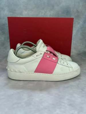 Valentino Open Skor - Stl 36 - Fina Valentino skor i rosa, perfekt nu på sommaren! 🌷🏖️ | Mycket bra skick: 8,2/10, lite fläckar under sulorna | Storlek: 36 | Ingår: Skorna | Nypris: Ca 7000kr | Självklart äkta🙌  Hör av dig vid frågor! 🙌🏖️