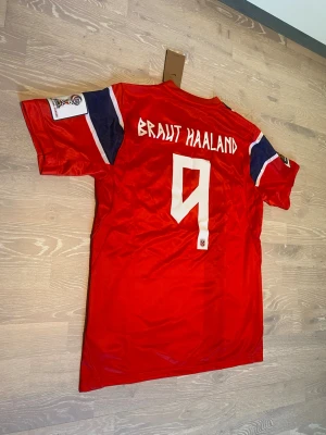 Norge fotbollströja Haaland #9 Nike - Tja! Säljer en helt ny norge VM 2026 Haaland #9  T-shirt.                                                                                  Den är helt ny , så den har sjuka detaljer! 🤩.                                                                                  Storleken Är Medium, och jag skickar inom 24 Tim💨🤩 hör av dig!