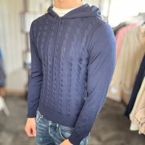 Merinoull hoodie - Mycket fint skick, inga defekter. Nypris ca 1000kr. Passar dig som är 170-180cm ungefär. Modellen är 185 cm, 75 kg. Alltid billigare pris vid köp av flera varor‼️🙌Svarar alltid på frågor eller funderingar! 