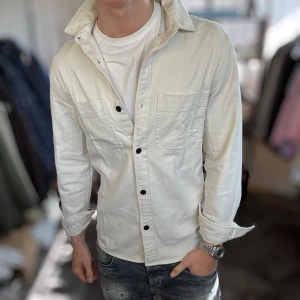 Overshirt - Mycket fint skick, inga defekter. Passar dig som är 175-185 ungefär. Modellen är 185 cm, 75 kg. Alltid billigare pris vid köp av flera varor‼️🙌Svarar alltid på frågor eller funderingar! 