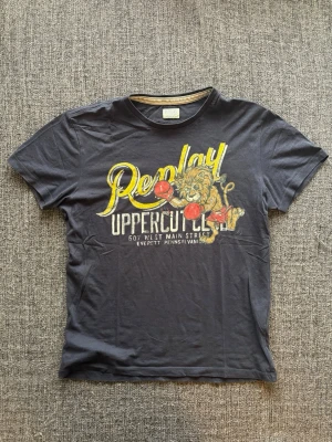 Replay T-shirt ~ vintage  - Sjukt eftertraktad Replay T-shirt ~ 2000’s modell som inte längre produceras | st L/ (sitter som M) | Rekomenderad längd mellan 174–184cm | färg svart | OBS kan gå ner lite i pris vid snabb affär! 🏄