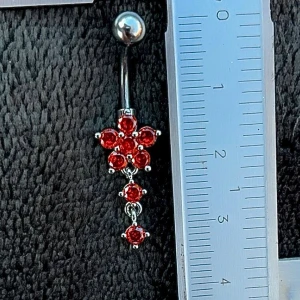 NY oanvänd Navelpiercing med hänge | Kirurgiskt stål | Blomma och röda stenar  - 💕30% Bundle-rabatt vid köp av minst 2 artiklar. ⭐️NY oanvänd piercing i kirurgiskt stål; rostfritt och säkert för läkta piercingar.                               📏MÅTT ⭕️Stavens längd: 10mm ⭕️Stavens tjocklek: 1,6mm ⭕️Smyckets totala längd: 35mm                                                                         🤍Färger: Silver och röd                                                          💌Skickas spårbart via Plick SafePay.