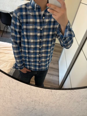 Hollister skjorta  - Hollister skjorta i mycket bra skick, inga defekter! Storlek S men kan även passa M. Modellen på bilden är 170, 60kg! Hör av er vid frågor eller minsta fundering 🙌  Se mått nedan: Längd: 67 cm Bred: 48,5 cm  Ärm: 60 cm