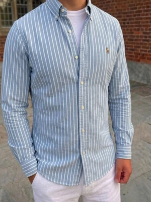 Blå randig Ralph Lauren skjorta  - Fint skick! Strl S. Personen på bild är 177 cm  Hör av dig vid frågor! 