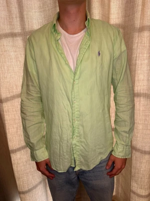 Ralph lauren linne skjorta  - Superfint skick och en perfekt sommarskjorta. Tveka ej på att ställa Frågor. Modell 182