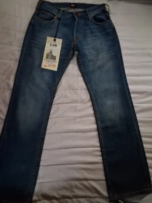 Lee Knox Jeans  - Lee Knox, Jeansen har en lätt tvättad look och är gjorda i slitstarkt denim. Perfekta för dig som gillar en tidlös och avslappnad stil.