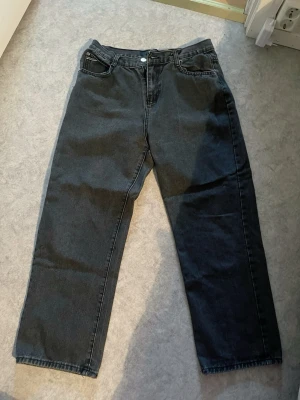 Mörkgråa raka jeans med hög midja - Säljer ett par mörkgråa jeans med rak passform och hög midja. Jeansen har klassisk femficksdesign, knapp och dragkedja framtill samt kontrastsömmar. Perfekta till en avslappnad stil och tillverkade i slitstarkt denimtyg. Okänt märke, men troligtvis från Shopee, köpt för ca ~199-299kr säljer för 150. Sparsamt använd utan defekter. Sista bilderna är en REFERENS, inte riktiga byxorna (hittar den inte online)