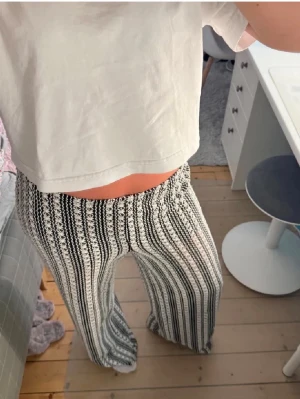Byxor - Säljer ett par snygga sommarbyxoe med svartvitt mönster och vida ben. Superfina men som tyvärr aldrig kommer ull användning. Bilden kommer ifrån köparen men har används ca 2 gånger efter det🩷
