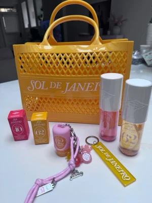 Sol de Janeiro parfymset med väska. Nytt!  - Snygg beach handväska och parfymset från Sol de Janeiro med två olika dofter, Cheirosa 40 och Cheirosa 62. Setet innehåller två flaskor, två parfume balm och en rosa nyckelring med söta berlocker. I en av nyckelringarna kan man sätta i en jelly parfume balm för lättillgänglig användning! :)