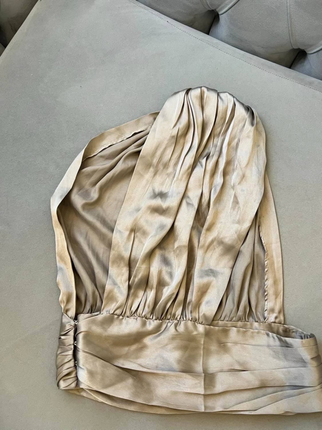 Champagnefärgad oneshoulder topp i satin - 1