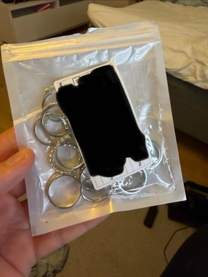 Set med silverfärgade ringar - Säljer ett set med flera stilrena ringar i silverfärg. Ringarna har olika enkla och trendiga designer, vissa är släta medan andra har räfflade detaljer. Perfekta för att mixa och matcha för en personlig look.