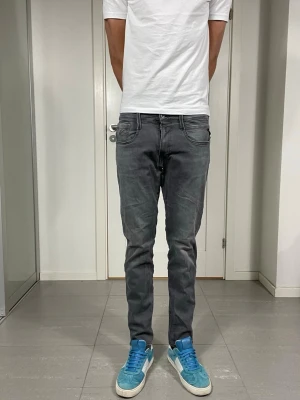 Replay Anbass Jeans - Säljer nu dessa Replay Anbass Jeans, mått ca 40 o 101 cm. skriv för fler bilder/frågor🙌🏼