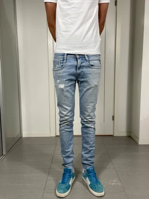 Replay Anbass Jeans  - Säljer nu dessa Replay Anbass Jeans, W29 o L32 med mott ca 37 o 105 cm. skriv för fler bilder/frågor🙌🏼