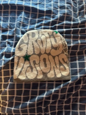 Grå mössa - Grå bekväm design mössa, den är omvänd och säljer för billigt pris!!!