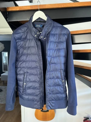 Ralph Lauren Cardigan - Marinblå Ralph Lauren cardigan i väldigt bra skick, perfekt till sommarkvällar. Inköpt för något år sen men väldigt sparsamt använd. Strl S men är större i storleken enligt min åsikt. Hör av dig vid fler frågor!