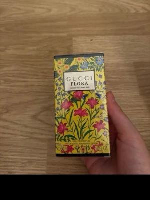Rubrik Gucci parfym helt ny oöppen o använd  -   Säljer Gucci Flora parfym som är helt ny och oöppnad aldrig använd rekommenderar den 100% om man inte gillar för starkt eller svagt dam parfym perfekt för dejt eller ute plats hör av dig om du har frågor