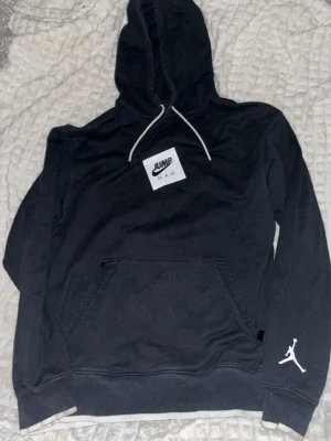 Svart hoodie - Jättefin hoodie som har använts men är ändå i jätte fint skick ( hund finns i hemmet) 