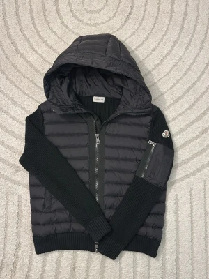 Svart cardigan jacka från Moncler - 🔥MONCLER CARDIGAN/JACKA SÄLJES🔥 Säljer denna snygga Moncler då den tyvärr är för liten för mig. Den är endast använd 3–4 gånger och är i nästan nyskick.✨ ✅Äkta Moncler med fungerande NFC-tag som kan verifieras. ✅Nypris på cirka 13 000 kr. 💰Säljes för endast 1 749 kr – ett riktigt kap! Perfekt för dig som vill ha en stilren och exklusiv jacka till ett grymt pris.😎 📩Hör av dig vid intresse eller om du vill ha fler bilder. Pris kan diskuteras vid snabb och smidig affär! Först till kvarn.🚀
