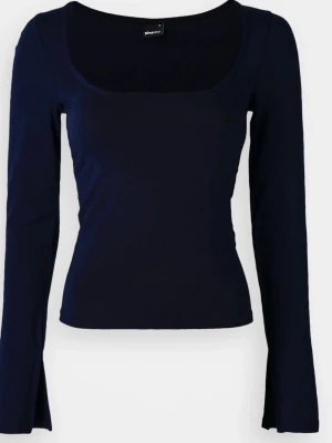 Långärmad tröja med slits - En stilren mörkblå långärmad topp från Gina Tricot med fyrkantig ringning. Toppen är figurnära och tillverkad i mjuk bomullsmix, perfekt att matcha med jeans eller kjol. Enkel och tidlös design som passar till många olika looks.