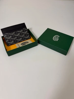 Korthållare/plånbok - Tidlös design med exklusiv känsla. Smidig, elegant och perfekt för dig som vill bära det viktigaste med stil. 