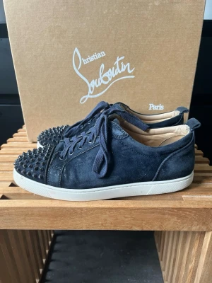 Christian louboutins  - Tjena, säljer nu dessa riktigt snygga och populära Christian louboutinsen, de är i bra skick men använda såklart, lite heeldrag och lite smutsiga men inget värre än så, alla nitar är kvar, skorna är i den väldigt populära navy färgen, replacment box ingår, hör av er vid frågor och funderingar🙌🤝 