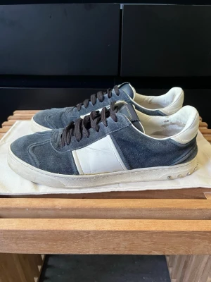 Valentino flycrews  - Tjena, säljer nu dessa riktigt snygga och populära valentino flycrewsen i den populära färgen mörkblå, de är i bra skick, alla nitar är kvar varav 2 är replacment nitar, dustbag ingår, hör av er vid frågor och funderingar🙌🤝 