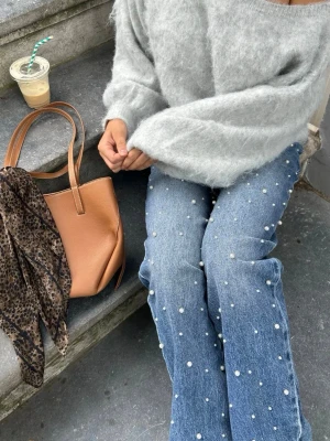 Blå raka jeans med pärldetaljer från MEETMETHERE - Helt nya jeans från meet me there. Ordinariepris 666kr. Storlek xxs-xs men passar mig som har S 
