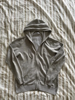 Gran Sasso zip hoodie - Säljer nu min gran sasso zip då jag har för många tröjor. | Fint skick, etiketten har lossnat lite. | 100% bomull. | Tunn och skön för alla årstider. | Storlek S. | Släng iväg en signal vid funderingar så svarar jag snabbt. | 
