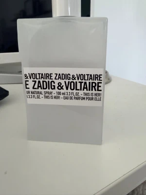 Zadig & Voltaire This Is Her! EdP 100ml - Säljer en parfym från Zadig & Voltaire, modellen This Is Her! Eau de Parfum. Flanagan Innehåller 100 ml men är använd och är fylld till de rosa strecket. 