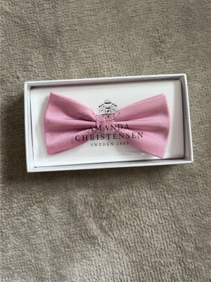 Amanda Christensen Fluga - Hej, säljer en helt ny fluga. Aldrig använts. Pris i butik 500kr