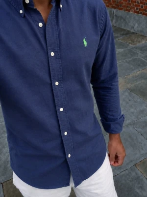 Mörkblå Ralph lauren skjorta  - Fint skick! Strl L Hör av dig vid frågor! 