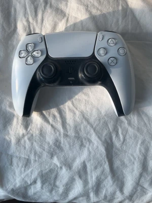 Ps5 kontroll - Jag säljer en Ps5 kontroll som är i super bra skick och en snygg vit/svart färg. Men det ända negativa med kontrollen är att den har lite stigk drift men det går att fixa för jag säljer den eftersom jag ska sluta spela. Så den är perfekt för dig som söker en kontroll. Skriv om du har frågor!