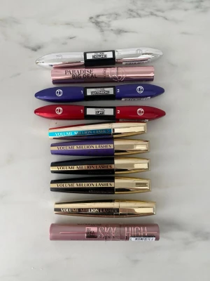 Mix av mascara från L'Oréal & Maybelline - Säljer ett gäng olika mascaror från L'Oréal och Maybelline. Färgerna på hylsorna är bland annat guld, svart, röd, blå, rosa och silver. Inkluderar populära serier som Volume Million Lashes, Paradise Big Deal och Sky High. Snygga och trendiga förpackningar i plast och metall.