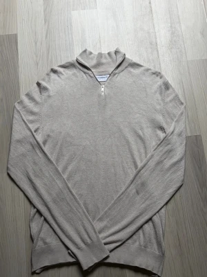 Beige stickad tröja från Lindbergh - Snygg beige stickad tröja från Lindbergh Perfekt nu till sommaren!