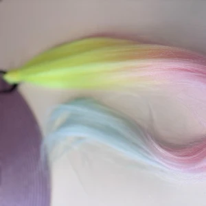 Löshår med snodd - Köp gäller 1st hårtofs, bildnr 1! Jätte mjukt easy braiding löshår med snodd. Helt ny. Inköpt i Tjeckien:) Finns i många olika färger. Kan även blandas efter önskemål:)