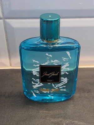 Just jack Amalfi coast  - Otroligt bra doft till sommaren. Toppnoterna är Cedrat, Grapefrukt, Mynta, Svarta vinbär och Dragon; hjärtnoterna är Apelsinblomma, Jasmin, Svartpeppar och Koriander; basnoterna är Musk, Vetiver, Labdanum och Bärnsten , enbart provsprayad. Ingen box 