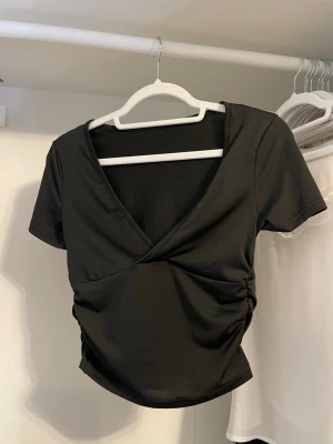 Svart croppad topp - Jättefin svart kort topp, perfekt nu till sommarens alla tillfällen!  Passar XS!