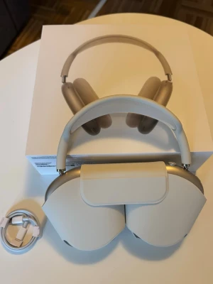 AirPods Max stjärnglans - Fraktar inom 24h✅ Apple AirPods Max Starlight i nyskick köpta i mars, kommer med box och laddare Hör av dig vid eventuella frågor!😊