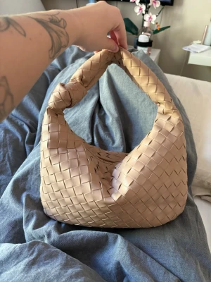 Bottega veneta väska  - Sjukt fin handväska i en beige färg. Ej orginal. Knappt använd 