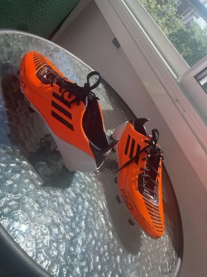 Adidas F50 orange fotbollsskor - Säljer ett par skor som Messi hade back in times, använt de i typ 3 dagar bara funkar helt normalt de är tajta och bra material inga skador.