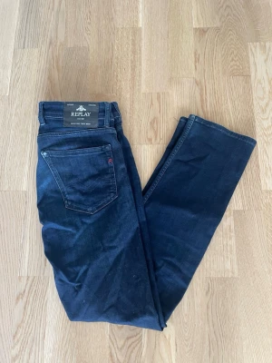 Mörkblå Replay Grover jeans W30 L32 - Jag säljer dom här feta Replay Grover jeansen som är i storlek W30 L32. De är i fint skick utan skador. Tveka inte att höra av er!                        Mått: Längd=100cm. Midja=41cm