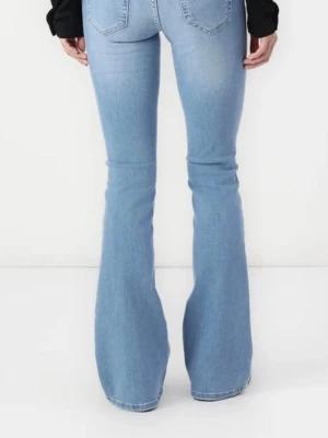 Ljusblå utsvängda jeans - Säljer ett par ljusblå jeans med utsvängda ben och klassisk femficksmodell. Jeansen har hög midja och är tillverkade i denim med lätt stretch. Perfekta för en trendig och avslappnad look.