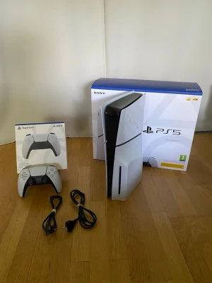 Playstation 5 Slim Disc 1TB + Handkontroll  - Säljer min PlayStation 5 Disc Edition då den används alldeles för lite.  Ingår:  * PlayStation 5 Disc Edition * 1 original DualSense-handkontroll * Originalkartong * Strömkabel * USB-laddkabel till handkontrollen  Konsolen fungerar felfritt och är i mycket fint skick. Den är återställd till fabriksinställningar och redo för en ny ägare.  Perfekt för dig som vill spela både digitala spel och fysiska skivor.  Kontroller har några visuella täcken på användning men funkar som vanligt.  Har även orde
