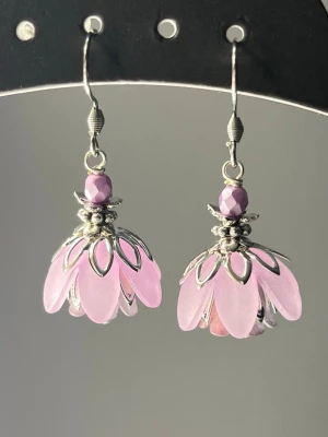 Rosa blomformade örhängen - Unika örhängen i blomform med rosa och silverfärgade detaljer. Handgjorda