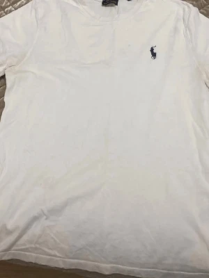 Ralph Lauren t shirt  - Snygg storlek S har en liten fläk som man knappt ser. Priset kan diskuteras 